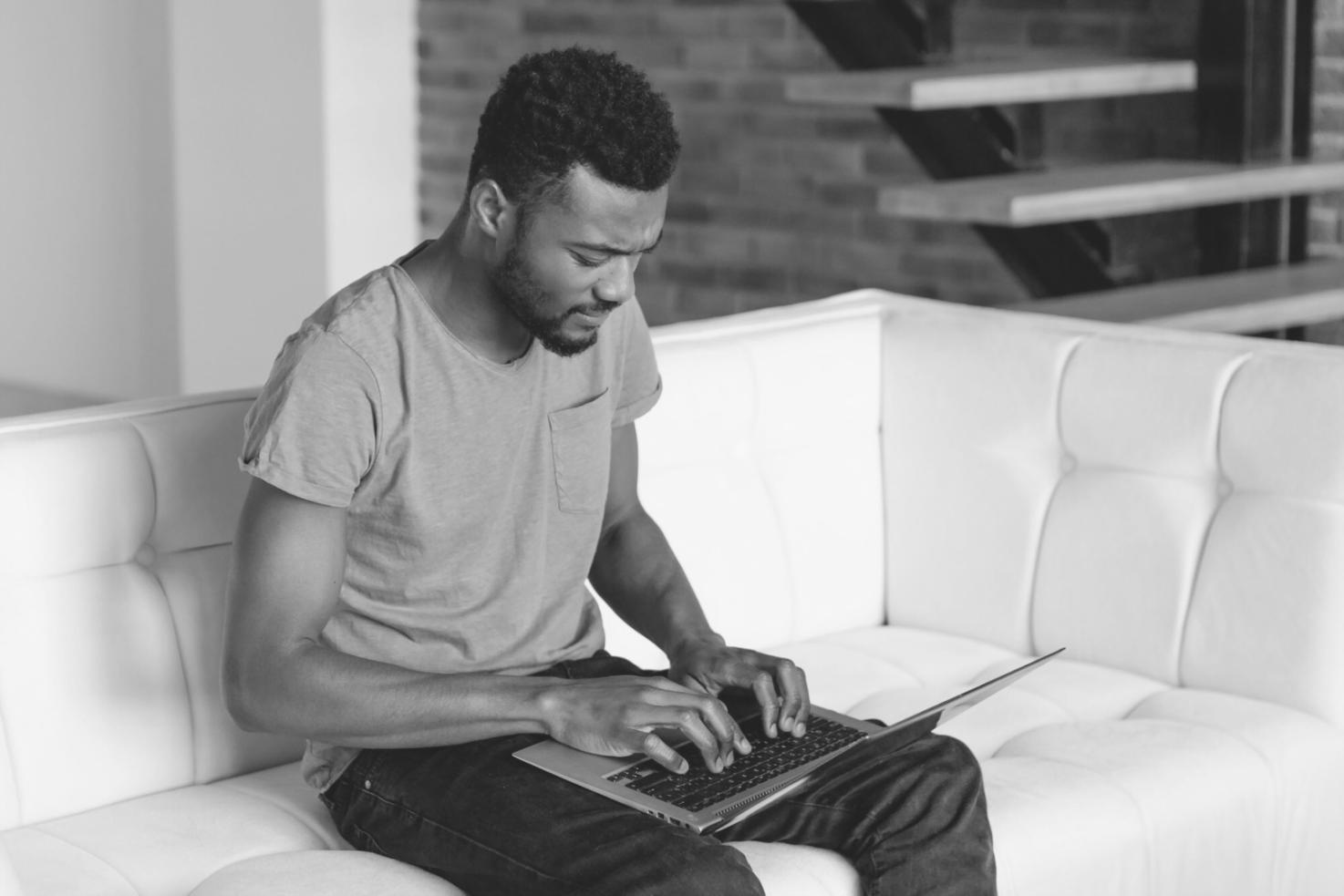 Teilnehmer bei der Analyse von Finanzdaten und Geschäftsberichten