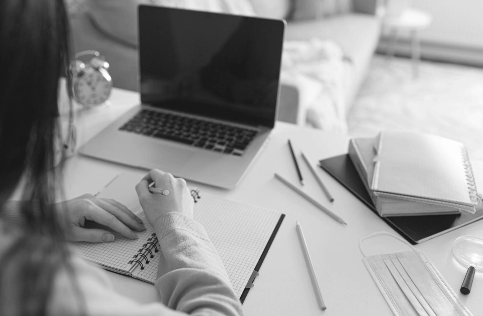 Moderne Arbeitsumgebung für Finanzanalyse und Datenauswertung