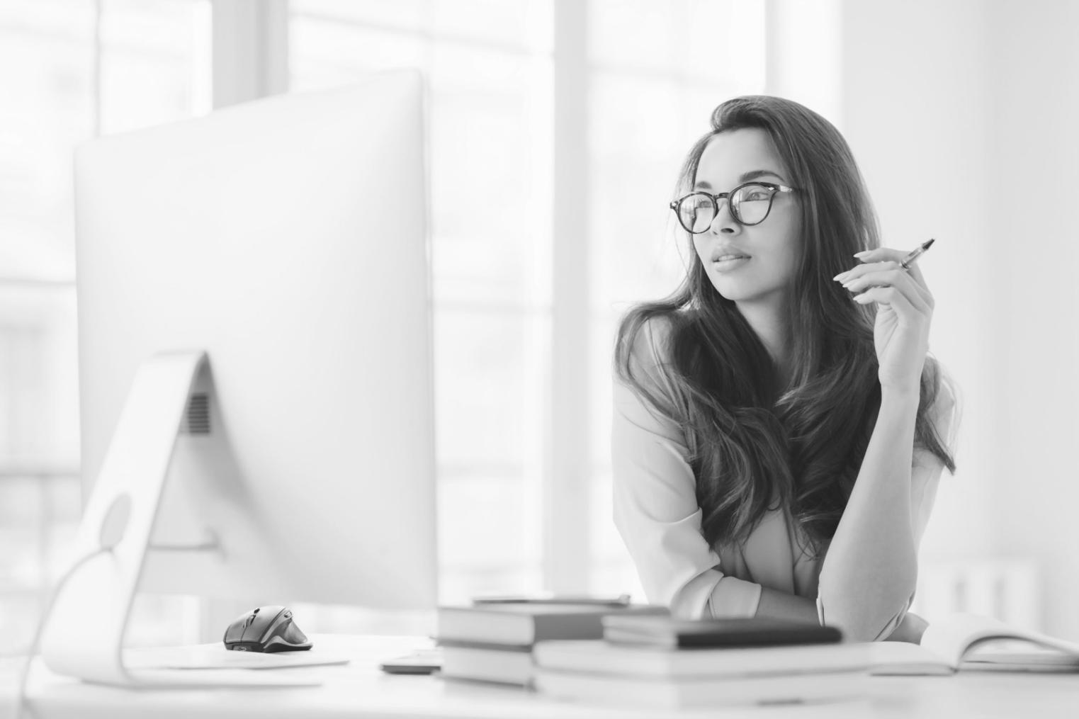 Moderne Büroumgebung mit Analysewerkzeugen für Rentabilitätsstudien