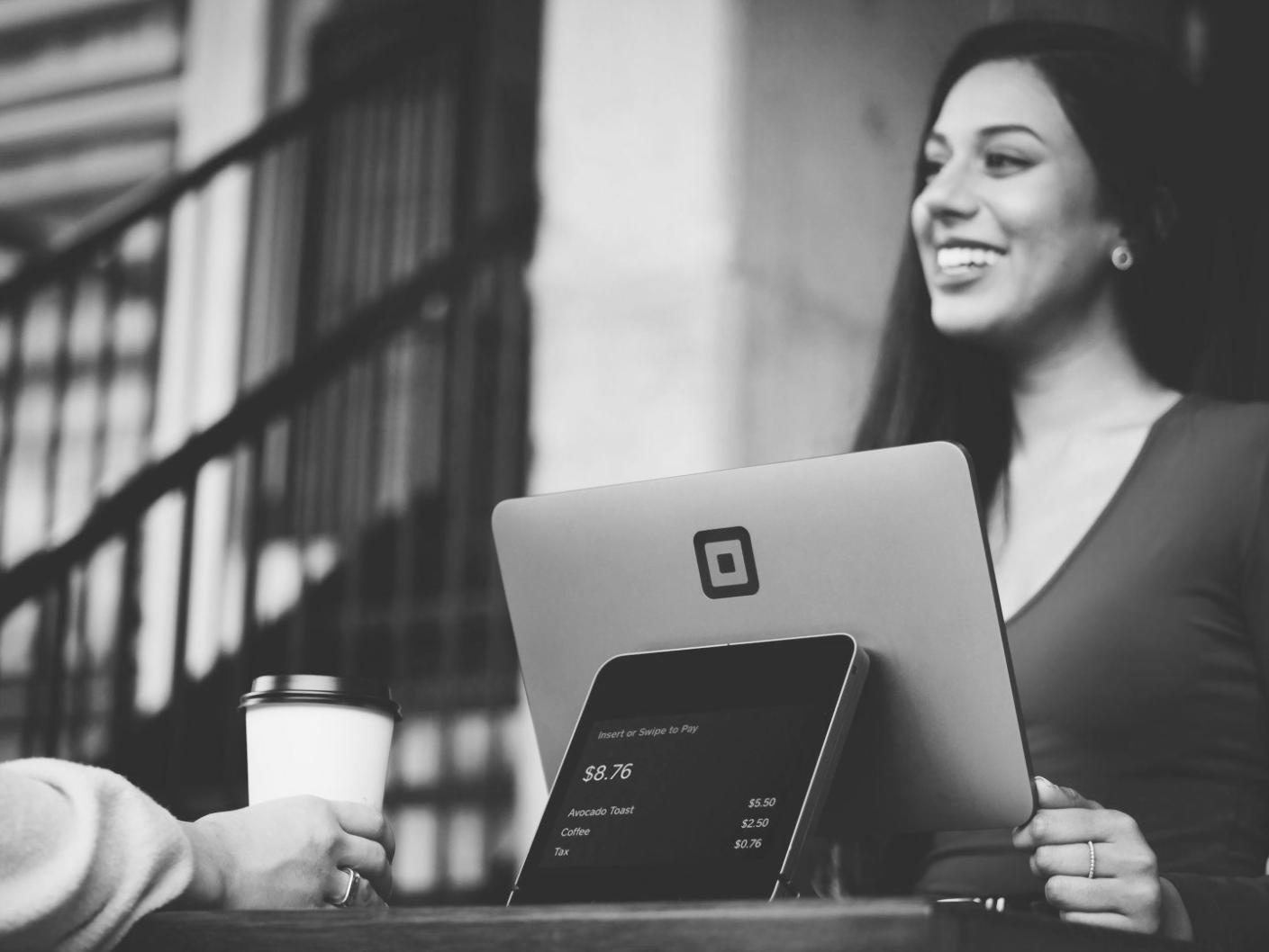 Finanzielle Diagramme und Berechnungen auf einem Schreibtisch