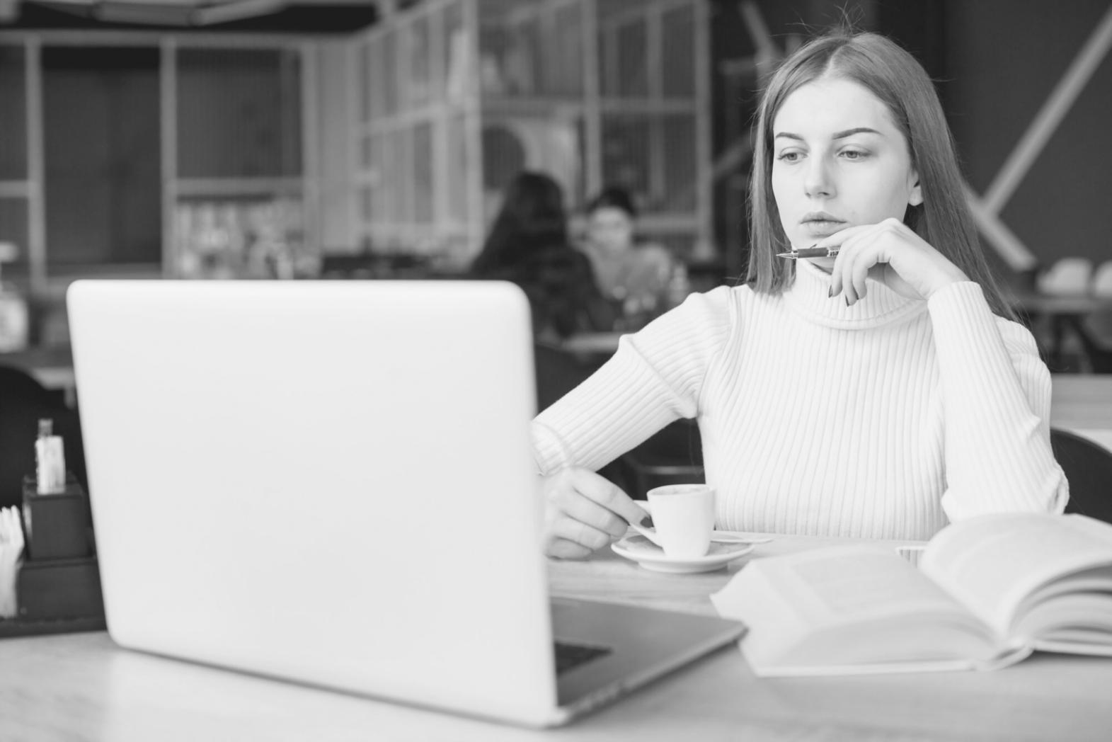 Geschäftsteam bei der Analyse von Finanzdaten