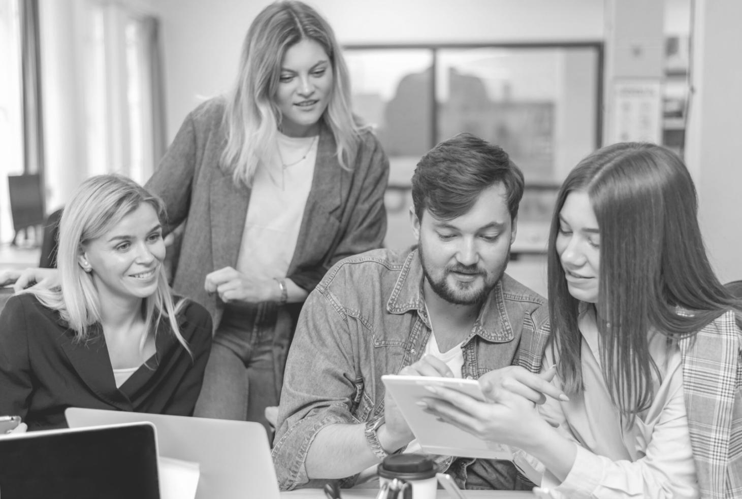 Professionelle Finanzberatung in modernem Büroumfeld